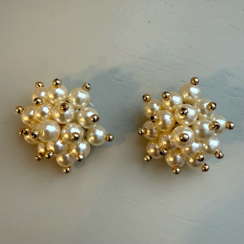 Vintage Gold Tone Faux Pearl Cluster Floral Grape Clip On Earrings Mid Century